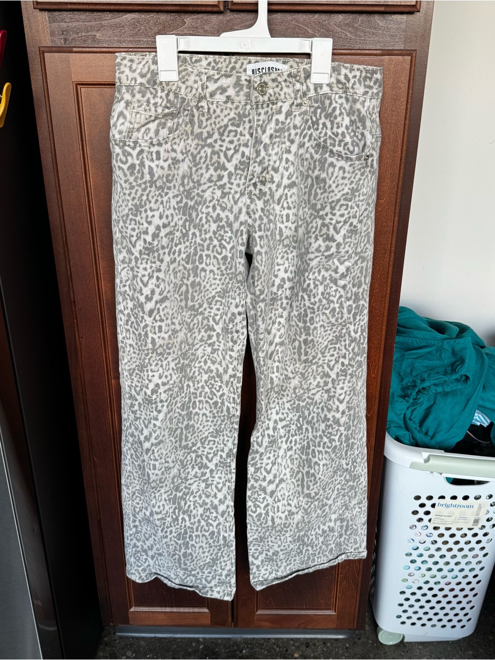 DISCLOSURE Grey Leopard Print Wide Leg Jeans Size 7/28 High Rise Stretch Denim